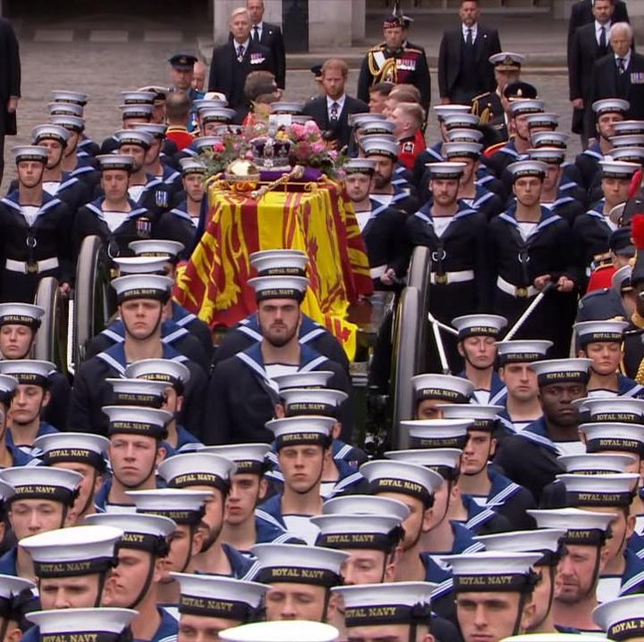 <p>Masih dalam suasana duka, berikut adalah beberapa potret prosesi pemakaman Ratu Elizabeth II pada Senin (19/9/2022) di Gereja di Westminster Abbey, London. (Foto: YouTube The Royal Family)</p>