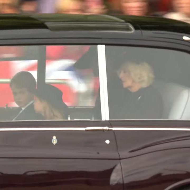 <p>Dalam perjalanan menuju Windsor Castle, Queen Consort Camilia, Kate Middleton, dan dua anaknya diketahui satu mobil, Bunda. (Foto: YouTube The Royal Family)</p>