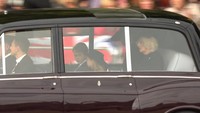 <p>Dalam perjalanan menuju Windsor Castle, Queen Consort Camilia, Kate Middleton, dan dua anaknya diketahui satu mobil, Bunda. (Foto: YouTube The Royal Family)</p>