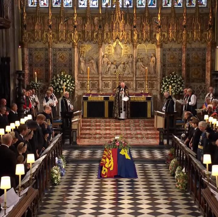 <p>Setelah menjalani upacara pemakaman, peti sang ratu diturunkan ke Royal Vault. (Foto: YouTube The Royal Family)</p>
