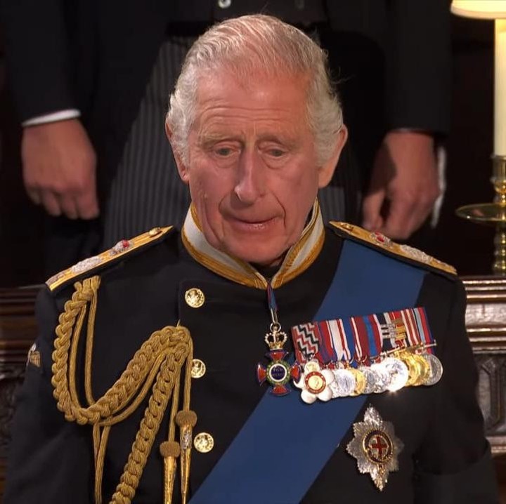 <p>Saat penurunan peti mati sang ratu, tampak Raja Charles II tidak bisa menyembunyikan kesedihannya atas kepergian sang ibunda. (Foto: YouTube The Royal Family)</p>