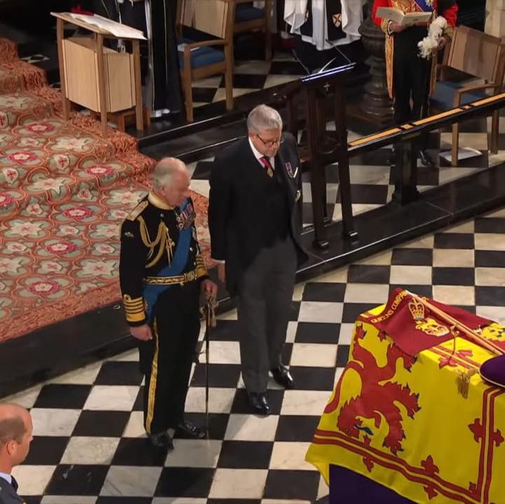 <p>Sebelum menurunkan peti mati sang ratu, beberapa orang memberikan penghormatan terakhir, termasuk Raja Charles III. (Foto: YouTube The Royal Family)</p>