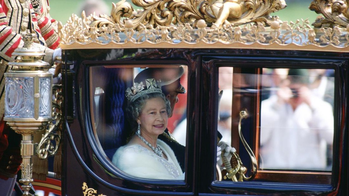 ratu-elizabeth-ii-dan-pangeran-philip-dalam-kereta-negara-hadiah-dua-abad-dari-australia-tim-graham-photo-library-via-getty-im_169 Resep Pribadi Long Queen Elizabeth 2 yang berjalan