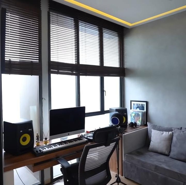 <p>Berprofesi sebagai musisi Tanah Air, tidak mengherankan lagi bila pria berusia 33 tahun ini memiliki <em>mini studio</em> musiknya sendiri. (Foto: YouTube BW.)</p>