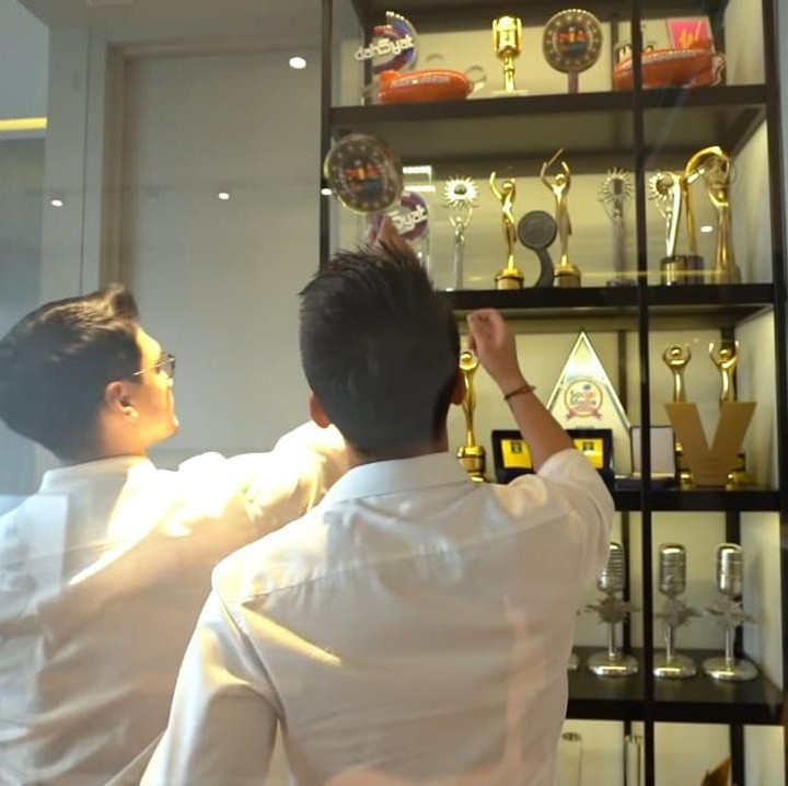 <p>Masih di dalam area studio musiknya, Afgan meletakkan lemari kaca yang berisi beragam penghargaan kerja kerasnya selama terjun di industri hiburan. (Foto: YouTube BW.)</p>