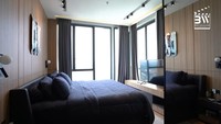 <p>Tak banyak hiasan, kamar Afgan pun terlihat sangat minimalis dan dilengkapi dengan pemandangan kota Jakarta. (Foto: YouTube BW.)</p>