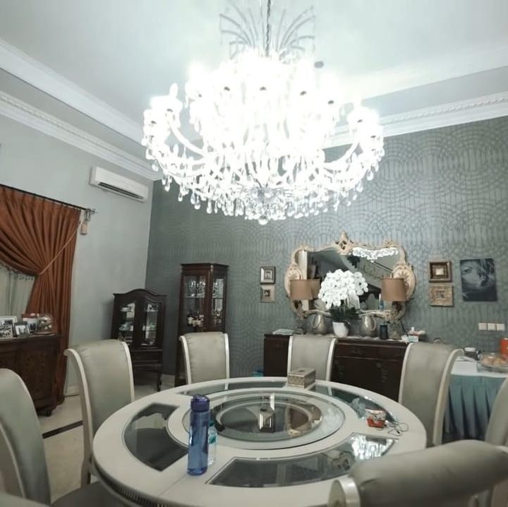 <p>Meski menggunakan meja makan yang tidak cukup besar, ruang makan Krisdayanti tetap memberikan kesan elegan seperti restoran di hotel. (Foto: YouTube AH)</p>