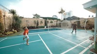 <p>Selain itu,&nbsp;Krisdayanti juga memiliki lapangan badminton sendiri di area rumahnya. Selain digunakan untuk bermain bulu tangkis, lapangan ini sering digunakan Krisdayanti untuk latihan wushu. (Foto: YouTube AH)</p>