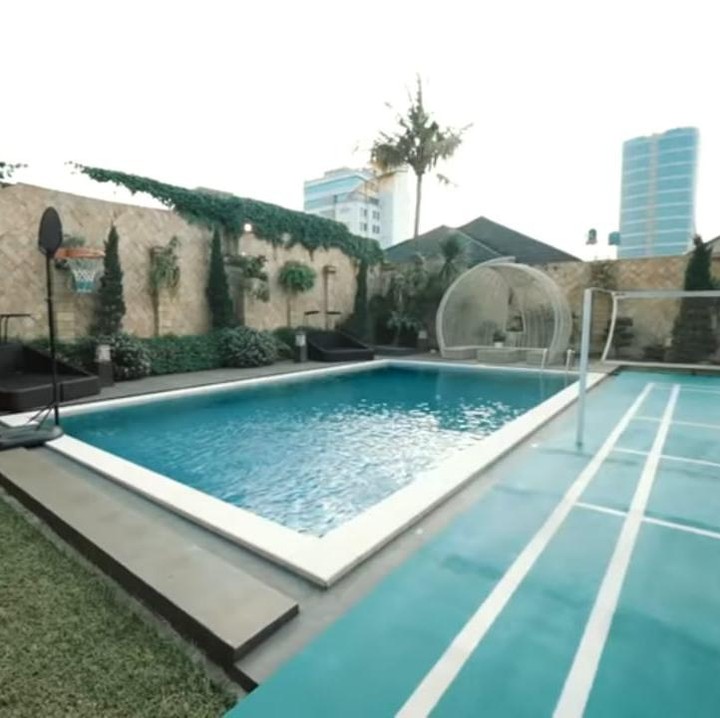 <p>Tepat di sebelah lapangan badminton, fasilitas rumah mewah ini semakin lengkap dengan adanya kolam renang. Kolam renangnya pun cukup luas, ya, Bunda. (Foto: YouTube AH)</p>
