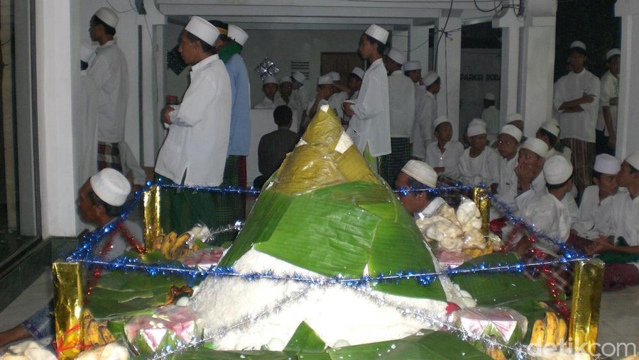 Sejarah Rebo Wekasan di Gresik Warga Desa Suci, Kecamatan Manyar menggelar tradisi Rebo Wekasan. Tradisi ini turun-temurun sejak zaman Sunan Giri.