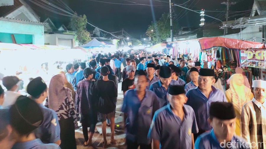 Sejarah Rebo Wekasan di Gresik Warga Desa Suci, Kecamatan Manyar menggelar tradisi Rebo Wekasan. Tradisi ini turun-temurun sejak zaman Sunan Giri.