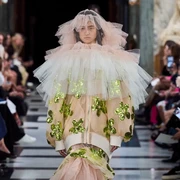 Parade Tulle di Fashion Show Simone Rocha London Fashion Week 2023, Intip Detail Menarik Pada Busananya!