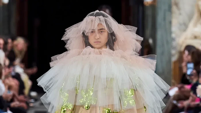 Parade Tulle di Fashion Show Simone Rocha London Fashion Week 2023, Intip Detail Menarik Pada Busananya!