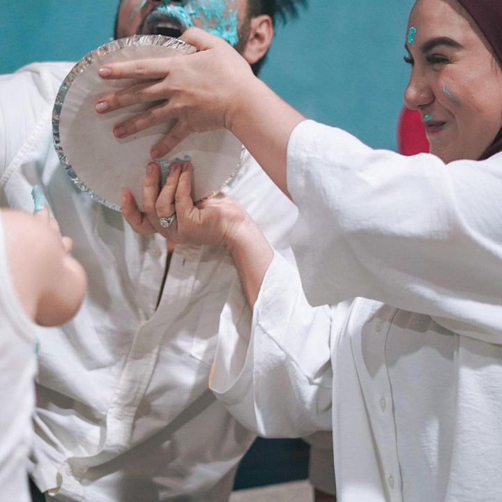 <p>Tak lama, Irish Bella sengaja menempelkan kue ke wajah suaminya hingga wajah Ammar Zoni penuh dengan kue dan krim biru. (Foto: Instagram/_irishbella_)</p>