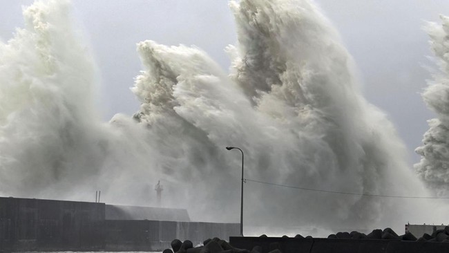 Jepang waspada ancaman tsunami gegara erupsi Gunung Semeru sampai Iran bubarkan polisi moral menjadi sorotan berita internasional selama akhir pekan.