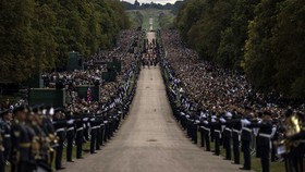 FOTO: Jalan Panjang Duka Warga Inggris Mengantar Ratu Elizabeth