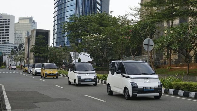 Uji coba Wuling Air EV mengeliling jalan padat Ibu Kota Jakarta.