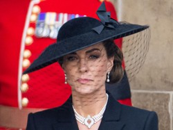 7 Penampilan Kate Middleton di Pemakaman Pakai Perhiasan Ratu Elizabeth II