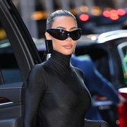 Kim Kardashian Pakai Tas Helm dan Anting Kartu Kredit Lansiran Balenciaga