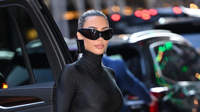 Kim Kardashian Pakai Tas Helm dan Anting Kartu Kredit Lansiran Balenciaga