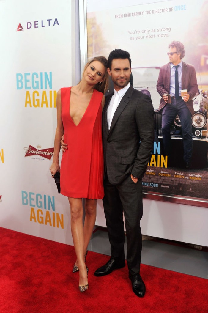 Dukungan diberikan Behati dengan hadir di perilisan film Begin Again (2013) yang dibintangi oleh sang suami. Ia terlihat chic dalam balutan V-neck dress merah aksen lipit. Sementara Adam mencoba bereksplorasi dengan setelan warna abu-abu. Foto: Stephen Lovekin