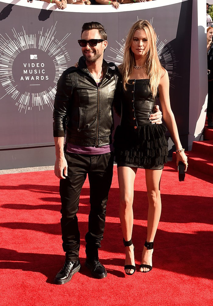 Acara MTV Video Music Awards dikenal dengan fashion yang fun dan eksploratif. Hal tersebut juga turut diadopsi pasangan ini. Adam dan Behati tampak kompak memakai busana berwarna hitam dan bahan leather. Foto: Getty Images for MTV/Jason Merritt/TERM