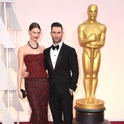 Gaya Mesra dan Modis Adam Levine dan Behati Prinsloo saat di Red Carpet