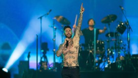 FOTO: Adam Levine Guncang Panggung kala Maroon 5 Tur Dunia 2022