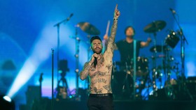 img-title FOTO: Adam Levine Guncang Panggung kala Maroon 5 Tur Dunia 2022
