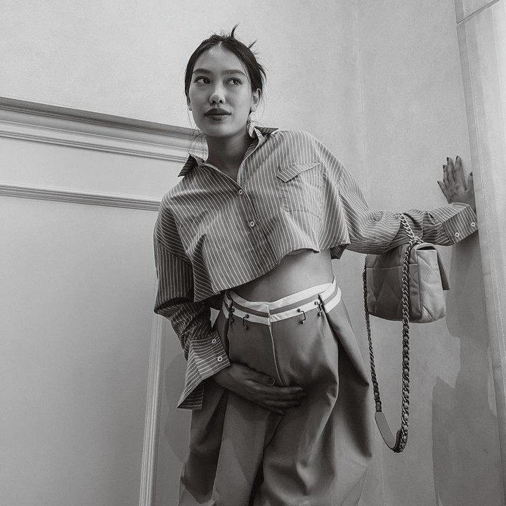 <p>Melalui media sosialnya, Alika kerap membagikan foto dengan outfit kekinian. Dalam unggahannya ini ia tampil sederhana tapi tetap terlihat stylish. (PenyanyiFoto: Instagram @alikaislamadina</p>