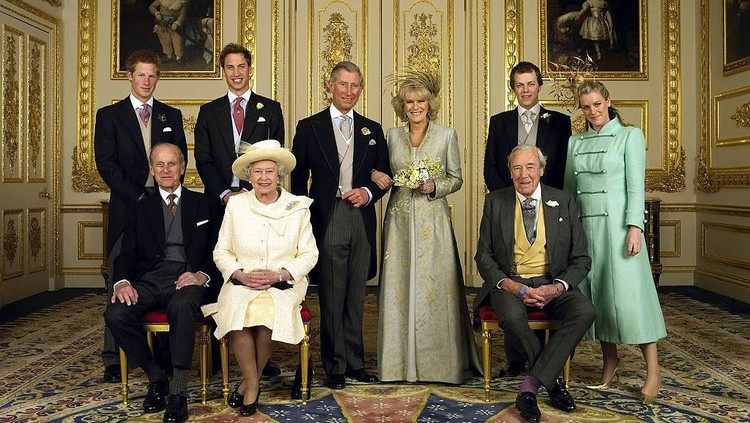Anak Permaisuri Camilla, Tom Parker Bowles dan Laura Lopes The Prince of Wales and his new bride Camilla, Duchess of Cornwall, with their children (L-R) Prince Harry, Prince William, Laura Parker Bowles and Tom Parker Bowles, in the White Drawing Room at Windsor Castle Saturday April 9 2005, after their wedding c