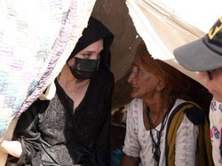 Angelina Jolie Berkerudung Blusukan di Pakistan