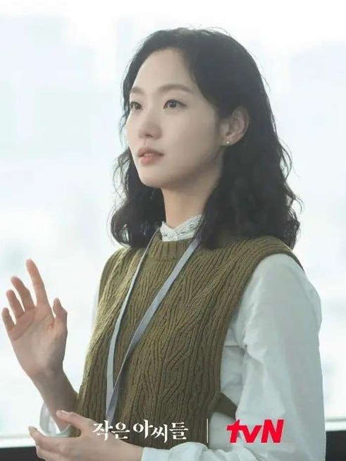 Bahan rajut memang disukai karakter In Joo. Kali ini, Kim Go Eun tampil modis ala anak kantor dengan kemeja putih serta outer berbahan knit dari Pablo. Nah, harga outernya saja dibanderol Rp4 juta, lho./ Foto: instagram.com/tvn_drama