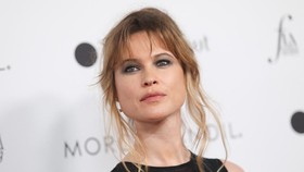 Behati Prinsloo Masih Dongkol Usai Adam Levine Bantah Selingkuh