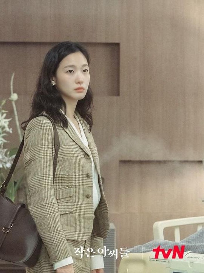 Berikutnya, ada setelan Polo Ralph Lauren yang dipakai oleh Kim Go Eun. Sesuai dengan hasilnya, office look ini dibanderol dengan Rp16 Juta Beauties. Sedangkan harga tas Fontana Milano yang dipakainya yaitu Rp44 juta./ Foto: instagram.com/tvn_drama