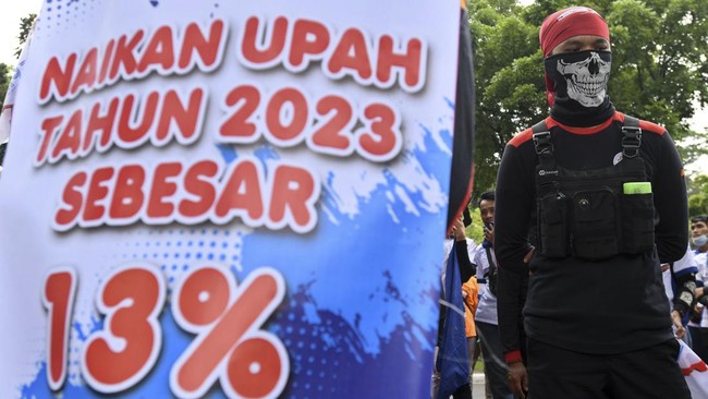 Buruh dari Konfederasi Serikat Pekerja Indonesia (KSPI) menuntut kenaikan Upah Minim Provinsi (UMP) pada 2023 sebesar 13 persen.