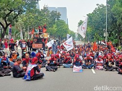 Massa Buruh Geruduk Balai Kota DKI Tolak Kenaikan BBM