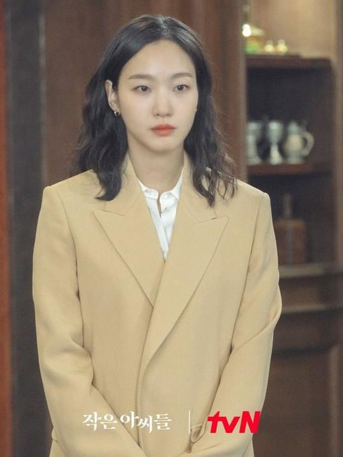 Di episode 6, Kim Go Eun tampil lebih profesional dengan setelan blazer dan kulot dari Chloe. Setelan tersebut dipadukan dengan mini bag dari TOD’s yang dibanderol Rp27 juta. Sedangkan harga outfit-nya yaitu Rp66 juta./ Foto: instagram.com/tvn_drama