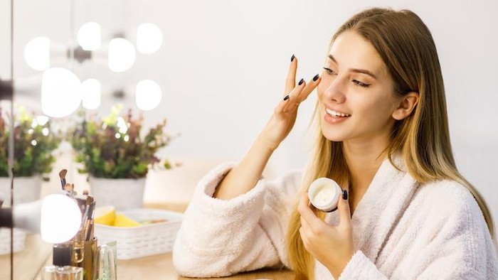4 Tahapan Penting Persiapkan Kulit Sebelum Pakai Makeup, Biar Flawless Seharian!