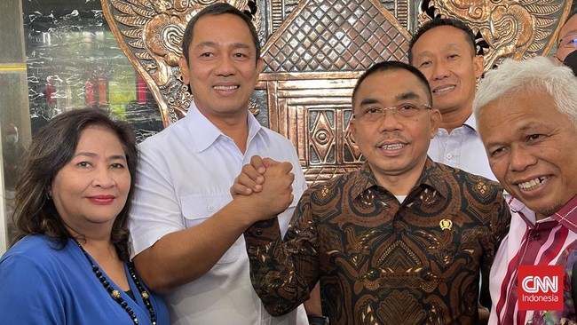 Ketua fraksi PDIP di DPRD DKI Jakarta Gembong Warsono bicara langsung dengan Walkot Semarang Hendrar Prihadi soal Pilkada 2024.