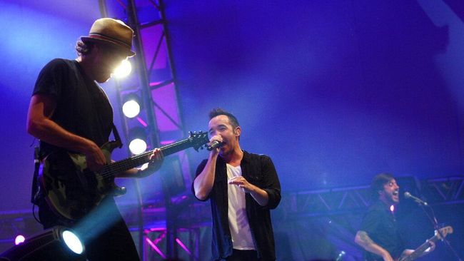 Hoobastank batal manggung di JogjaROCKarta Festival 2022 di Sleman pada 25 September mendatang karena sang gitaris alami patah kaki.