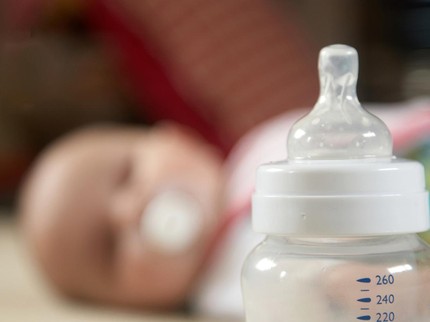 Tips Latih Bayi agar Siap Menyusu ASIP dari Botol saat Bunda Bekerja