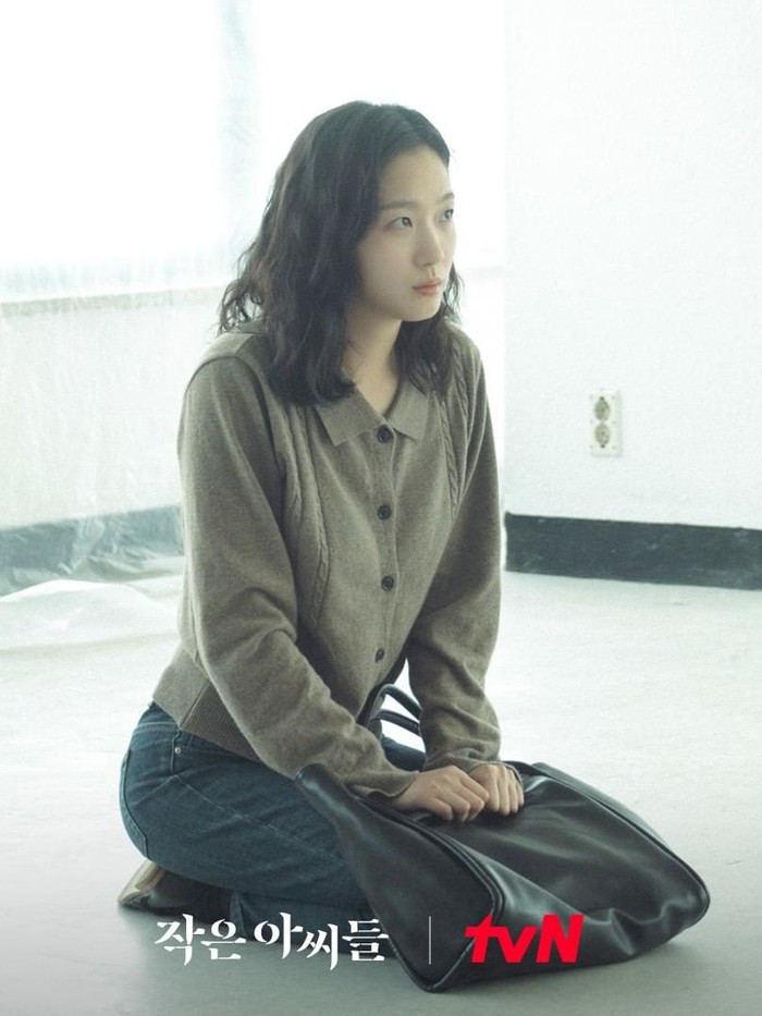 Inspirasi cardigan lain yang dipakai Kim Go Eun, tepatnya di episode 4 yaitu model berkerah. Nah, crop cardigan ini dari Non Lokal yang harganya tak sampai Rp1 juta, Beauties. Cocok banget dipadukan dengan celana jeans./ Foto: instagram.com/tvn_drama