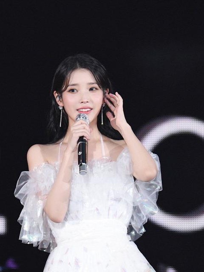 Melansir Allkpop, IU sukses menjadi solois perempuan Korea pertama yang menggelar konser di Jamsil Olympic Stadium. Pasalnya, lokasi tersebut dikenal sebagai venue paling besar di Korea Selatan./ Foto: instagram.com/dlwlrma
