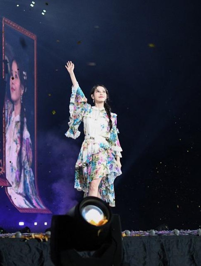 Melihat gaya anggun IU di konser solonya ini, jadi ingin menyaksikan konsernya juga secara langsung ya, Beauties. Mari kita doakan semoga IU bisa segera konser di Indonesia, ya!/ Foto: instagram.com/dlwlrma