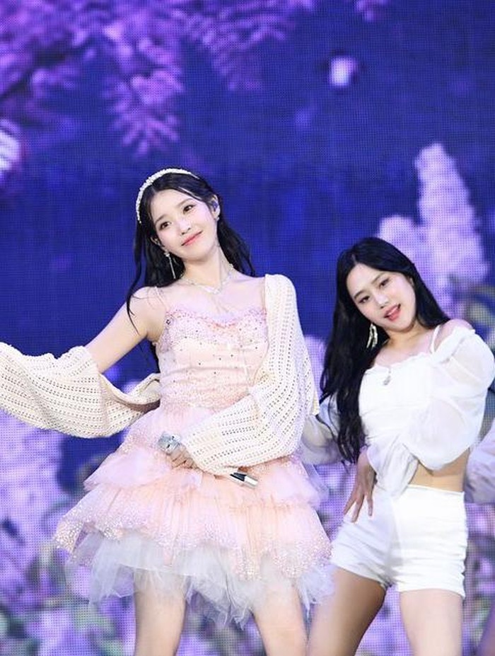 Mulai dari short dress berwarna putih dengan paduan cardigan berwarna senada, IU tampil manis dan chic seperti yang terpotret dalam gaya satu ini./ Foto: instagram.com/dlwlrma