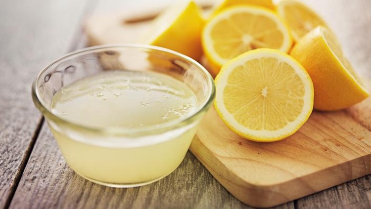 Jangan Peras Lemon ke Makanan Panas, Ini Sebabnya