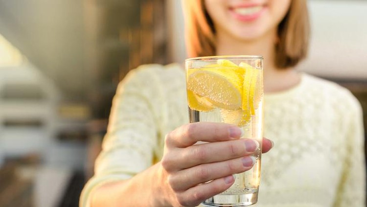 Jangan Peras Lemon ke Makanan Panas, Ini Sebabnya