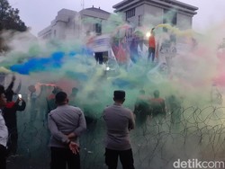 Massa Demo BBM di Semarang Bubarkan Diri, Tutup Aksi dengan Flare