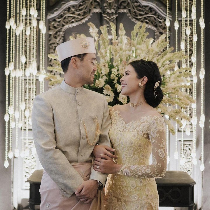 <p>Maudy Ayunda menghadiri acara pernikahan sang adik, Amanda Khairunnisa. Ia hadir bersama suaminya, Jesse Choi, pada Minggu, 18 September 2022. (Foto: Instagram @maudyayunda)</p>